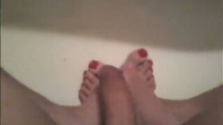 Watch this kinky amateur dude get off on peeing and getting off solo