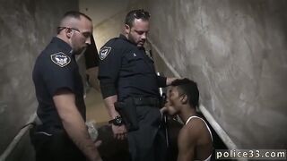 Suspect goes wild as police officer goes all in with his bare dick