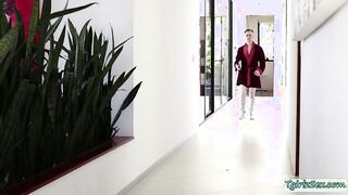 Chad Diamond calls rescue to Tgirl Massagist Mandy Mitchell and ravages her culo