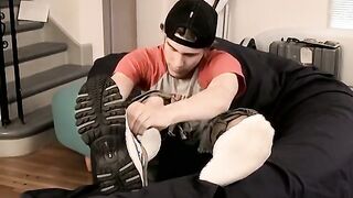 Watch JT Reese's hot solo play with his soles and balls