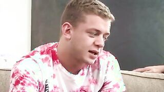 un mec mature pilonne un blondinet