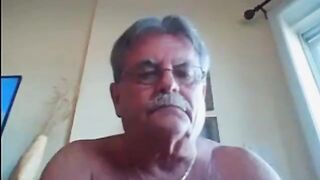 Watch this hairy amateur dude show off his skills as a daddy by jerking off and cumming hard
