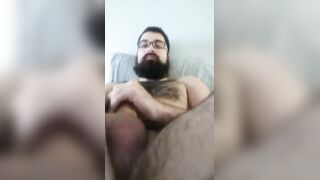 Horny dude jerks off to a hot creampie in his beard