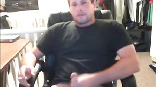 Watch this straight dude jerk off and shoot his load on cam!