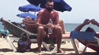 Watch this hot amateur dude sunbathe in public and get down and dirty
