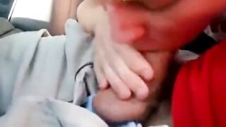 Amateur hunk jerks off big dick with his hands in Pompage En voiture 2