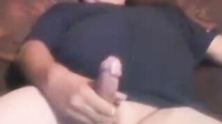 Solo bear chubby daddy gives handjob and gets a cumshot