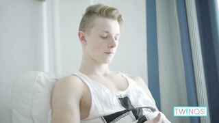 Watch Abdomen Angel Frosts his way through a hot and sticky massage with a creamy load!