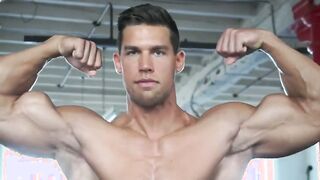 Kris Evans shows off his ripped abs in hot HD solo session