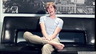 Watch this amateur bear take a big dick in his ass and get a huge cumshot